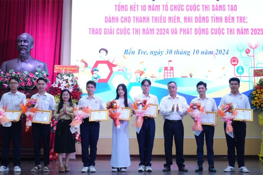 Ban tổ chức trao giải nhì cho các nhóm tác giả đạt. Ảnh: Phương Thảo