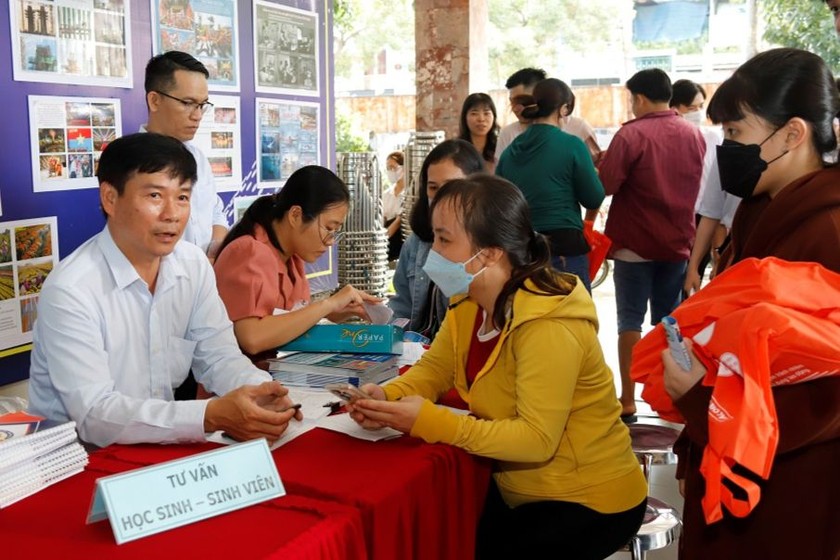 Tư vấn việc làm tại ngày hội. Ảnh: Xuân Uyên