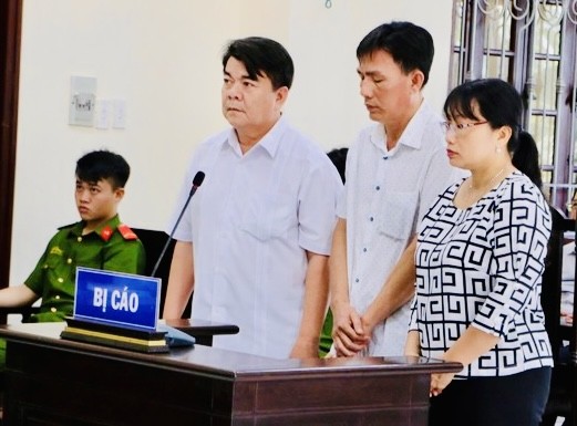 HĐXX đã áp dụng Điều 59 Bộ luật hình sự năm 2015 (sửa đổi, bổ sung năm 2017), khoản 3 Điều 5 Nghị quyết 03/2020 của Hội đồng Thẩm phán TAND Tối cao, tuyên miễn hình phạt cho các bị cáo Lành, Đẳng, Đoan.