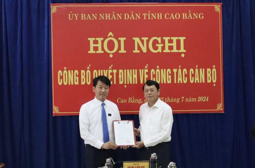 Ông Nguyễn Mạnh Hùng nhận quyết định bổ nhiệm của lãnh đạo UBND tỉnh Cao Bằng (Ảnh: Thanh Tùng)