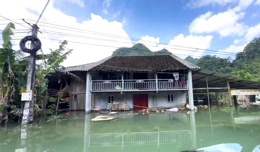 Mưa lớn kéo dài trong nhiều ngày đã khiến nhiều ngôi nhà chìm trong biển nước.