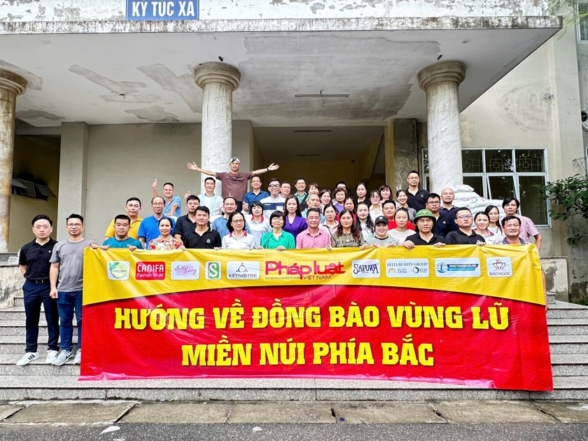 Đoàn Báo Pháp luật Việt Nam chung tay hướng về bà con vùng lũ (Ảnh: Lê Hanh)