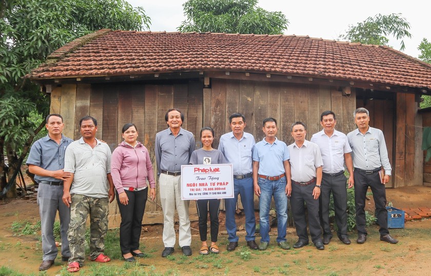 Đại diện Báo PLVN, Sở Tư pháp tỉnh Khánh Hòa và Công ty TNHH Sao Mai Anh trao tặng “Ngôi nhà tư pháp” cho chị Nghiêm. Ảnh: Lê Dũng