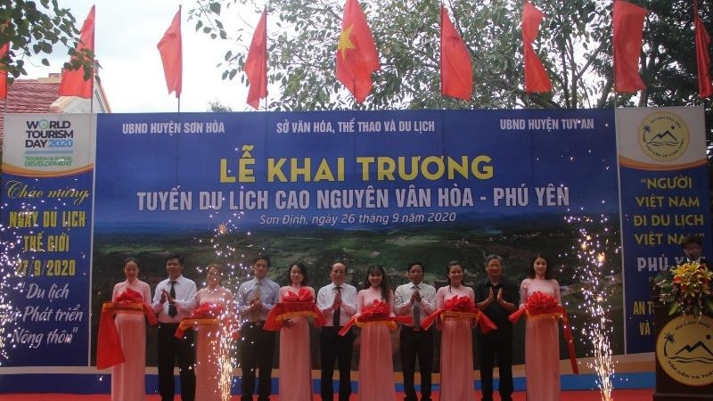 Đại biểu cắt băng khai trương tuyến du lịch cao nguyên Vân Hòa.