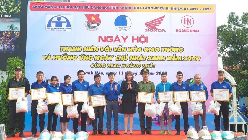 Trao tặng bằng khen cho 11 đội hình thanh niên tình nguyện tiêu biểu.	