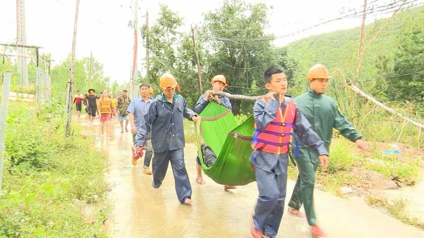 Lực lượng chức năng đã bàn giao thi thể 3 cha con anh D. cho gia đình lo hậu sự.