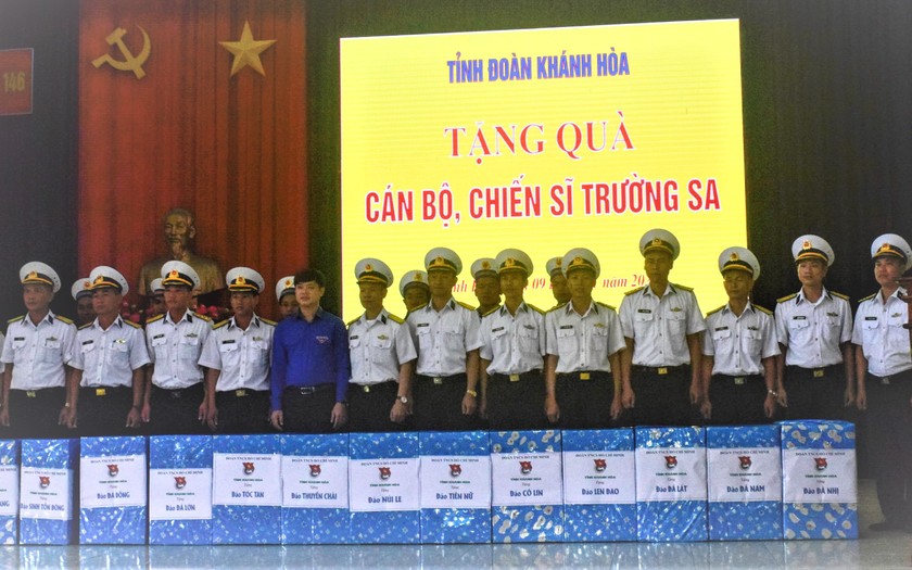 Tỉnh đoàn Khánh Hòa trao tặng quà cho cán bộ, chiến sĩ đang làm nhiệm vụ ở huyện đảo Trường Sa.