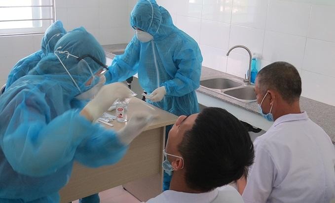 Nhân viên ngành y tế Khánh Hòa kiểm tra, lấy mẫu xét nghiệm COVID-19. Ảnh: Sở Y tế Khánh Hòa.