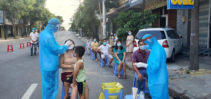 Lấy mẫu xét nghiệm tại khu vực phong tỏa ở TP. Tuy Hòa