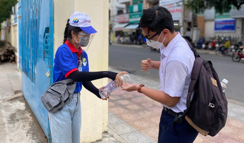 Thí sinh ở Khánh Hòa được sát khuẩn tay trước khi vào điểm thi.