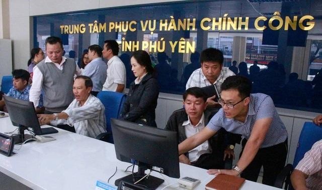 Cán bộ làm việc tại Trung tâm Phục vụ hành chính công tỉnh Phú Yên. Ảnh: Báo Dân trí.