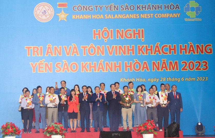 Lãnh đạo tỉnh và Công ty Yến sào Khánh Hòa vinh danh các nhà phân phối.