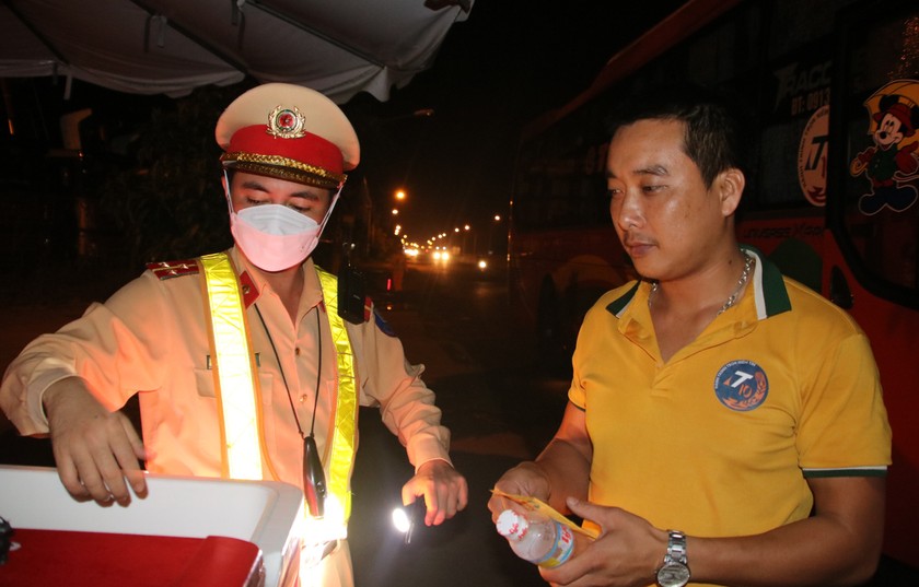 Lực lượng cảnh sát giao thông Bình Định tặng nước và khăn lạnh cho lái xe khách, xe tải.