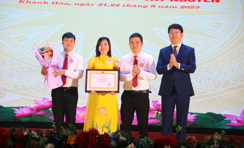 Thứ trưởng Nguyễn Thanh Tịnh trao giải Nhất cho Đội thi tỉnh Thanh Hóa.