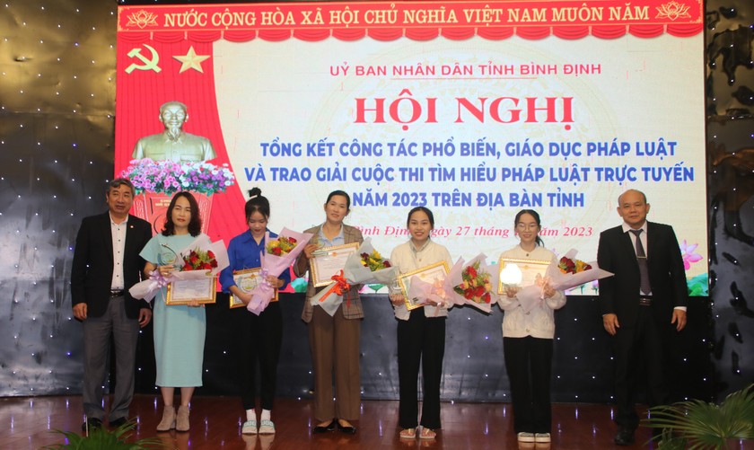 Chị Trần Nguyễn Thiên Hương (thứ 2 từ trái qua) đạt giải Nhất cuộc thi.