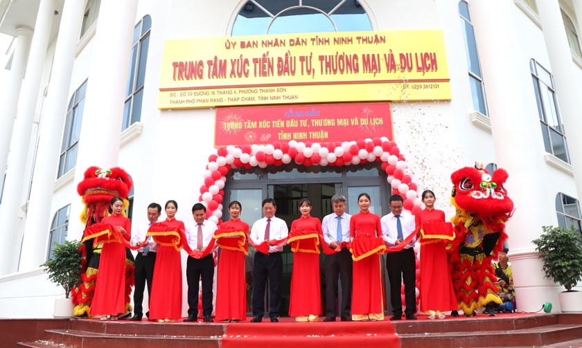Các đại biểu cắt băng ra mắt Trung tâm Ninh Thuận.