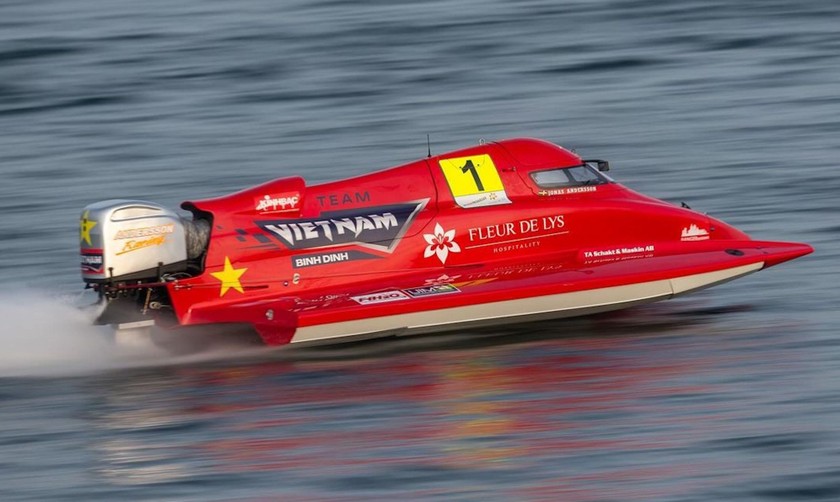 Tay đua Jonas Andersson điều khiển thuyền máy số hiệu Việt Nam Team số 1 về đích ở vị trí đầu tiên.