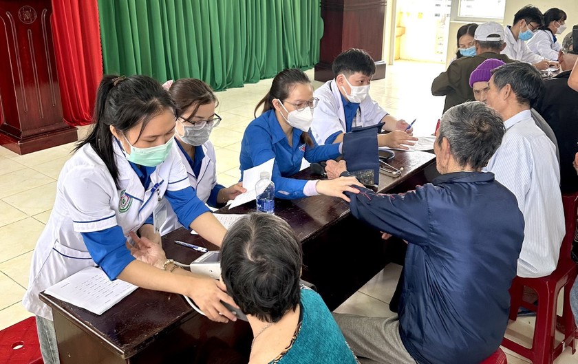 Thầy thuốc trẻ ở Bình Định khám bệnh miễn phí cho 200 người dân ở xã Mỹ An.