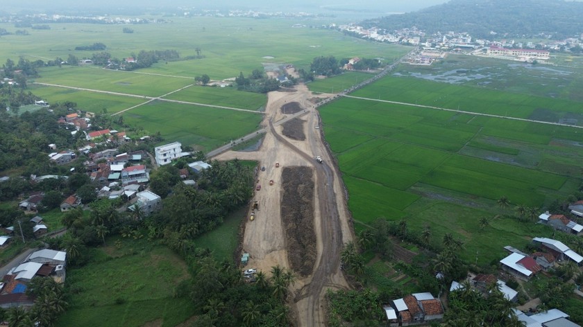 Tuyến đường bộ ven biển đoạn phía bắc cầu An Hải có chiều dài khoảng 7,48Km với điểm đầu tại Km3+600 (giao với đường ĐH.31) và điểm cuối tại Km11+082,18 (đầu cầu An Hải). Đầu tư xây dựng hoàn thiện hệ thống đường giao thông, bó vỉa hè, dải phân cách giữa, hệ thống thoát nước, hệ thống an toàn giao thông.