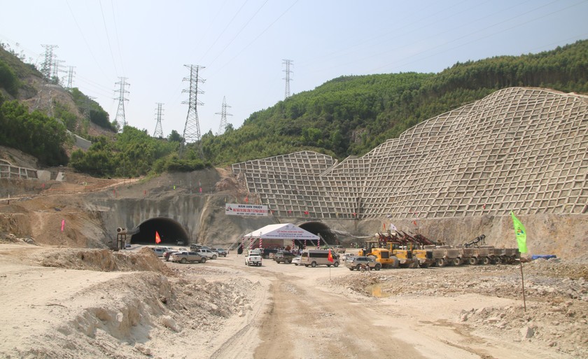 Hầm Sơn Triệu có chiều dài 960m, trong đó bao gồm quảng trường 2 cửa hầm và các ống hầm. 