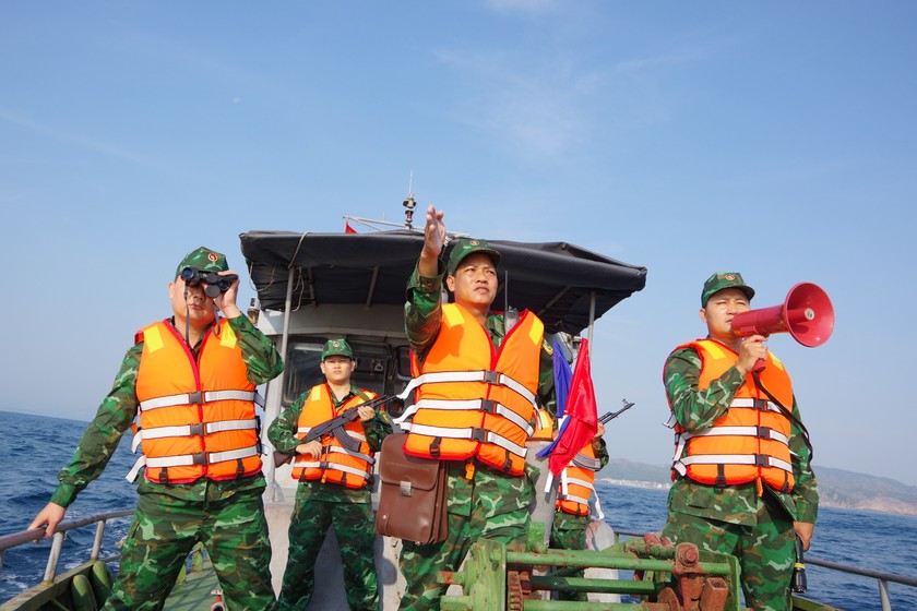  Bộ đội biên phòng tỉnh Bình Định tuần tra trên biển