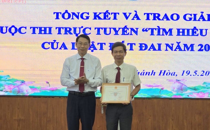 Ông Đinh Văn Thiệu trao giải Nhất tập thể cho đại diện UBND TP Nha Trang.