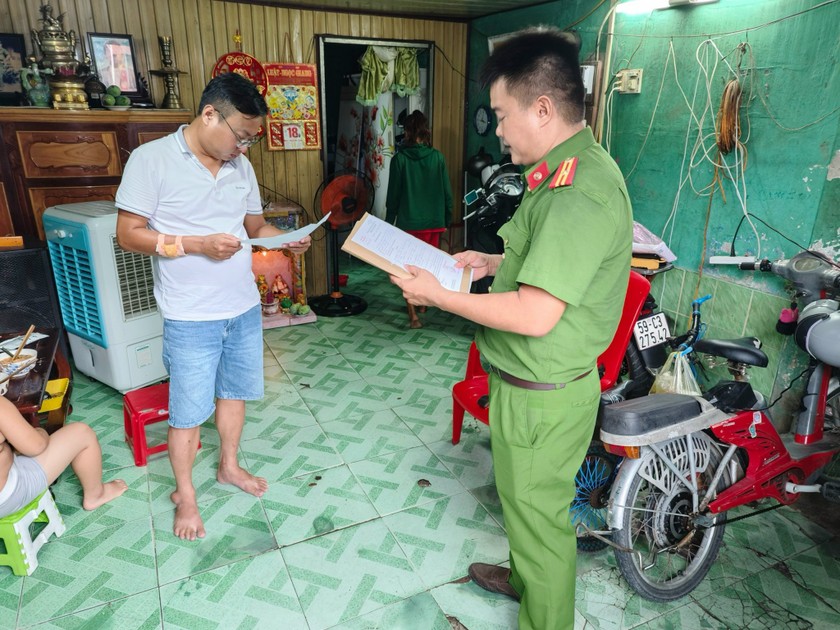 Điều tra viên đọc Quyết định khởi tố vụ án, khởi tố bị can tại nhà riêng của đối tượng Nguyễn Phú Hộ