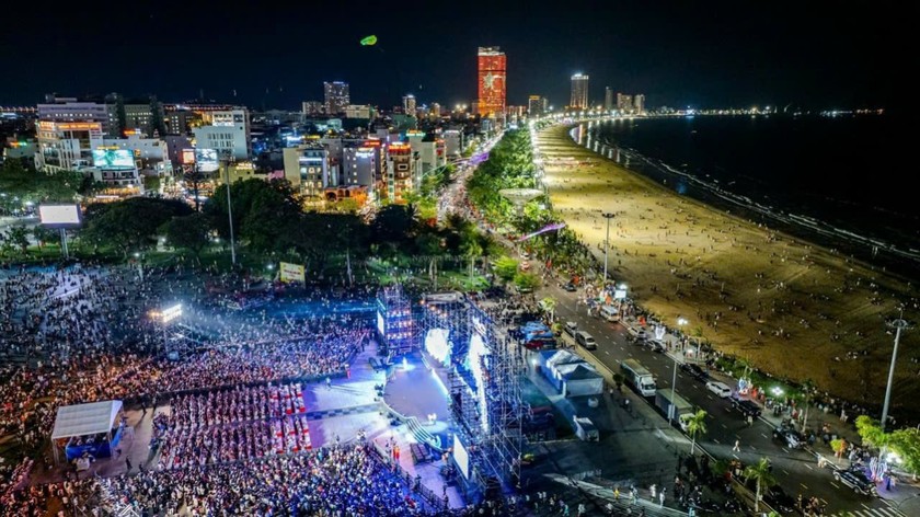 Hàng nghìn du khách dự đêm khai mạc du lịch hè Bình Định năm 2024 vừa diễn ra tối 8/6 (Ảnh: Dũng Nhân).