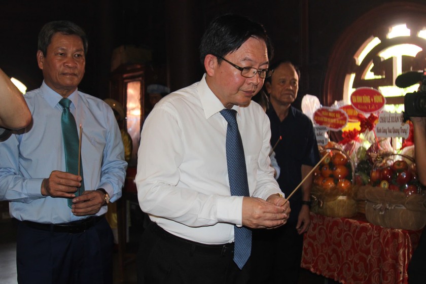 Bí Thư tỉnh ủy Bình Định Hồ Quốc Dũng dâng hương tại Đền thờ Tây Sơn Tam Kiệt