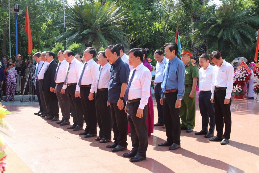 Lãnh đạo tỉnh Bình Định đến dâng hoa, dâng hương trước tượng đài Hoàng đế Quang Trung