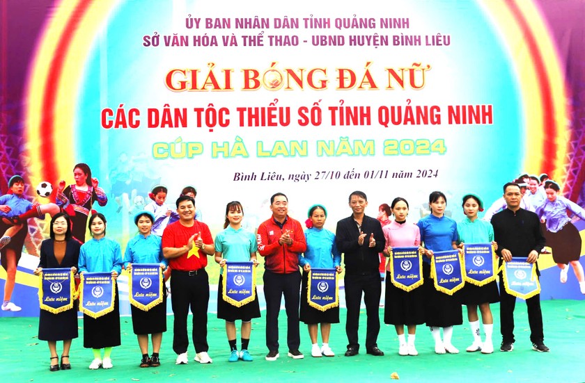 Ban Tổ chức tặng Cờ lưu niệm cho các đội.