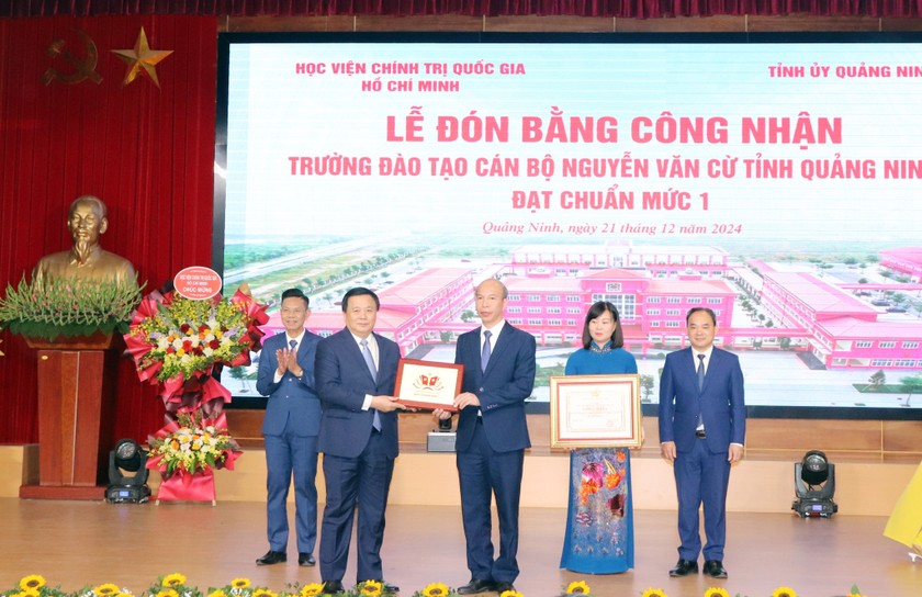 Giáo sư, Tiến sĩ Nguyễn Xuân Thắng, Ủy viên Bộ Chính trị, Giám đốc Học viện Chính trị quốc gia Hồ Chí Minh, Chủ tịch Hội đồng lý luận Trung ương trao Bằng công nhận Trường Chính trị chuẩn mức 1 và tặng biểu trưng Trường Chính trị chuẩn cho Trường Đào tạo cán bộ Nguyễn Văn Cừ tỉnh Quảng Ninh.