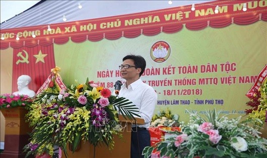 Phó Thủ tướng Vũ Đức Đam phát biểu tại Ngày hội Đại đoàn kết toàn dân tộc tại khu 9, xã Tứ Xã.