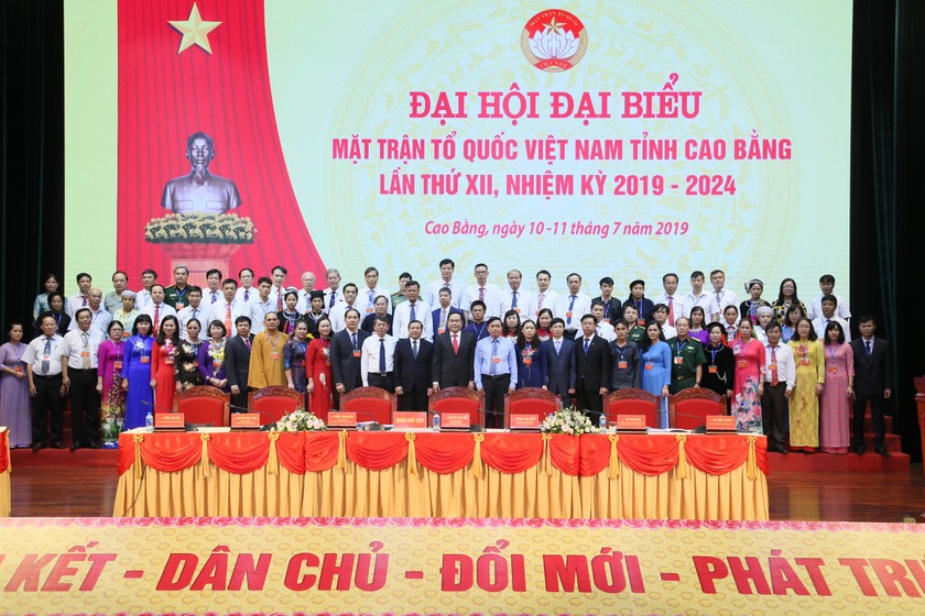 Ông Trần Thanh Mẫn chụp ảnh lưu niệm cùng 81 Ủy viên Ủy ban MTTQ Việt Nam tỉnh Cao Bằng Khóa XII, nhiệm kỳ 2019 - 2024.