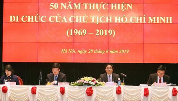 Các đồng chí chủ trì hội thảo. Ảnh: TTXVN