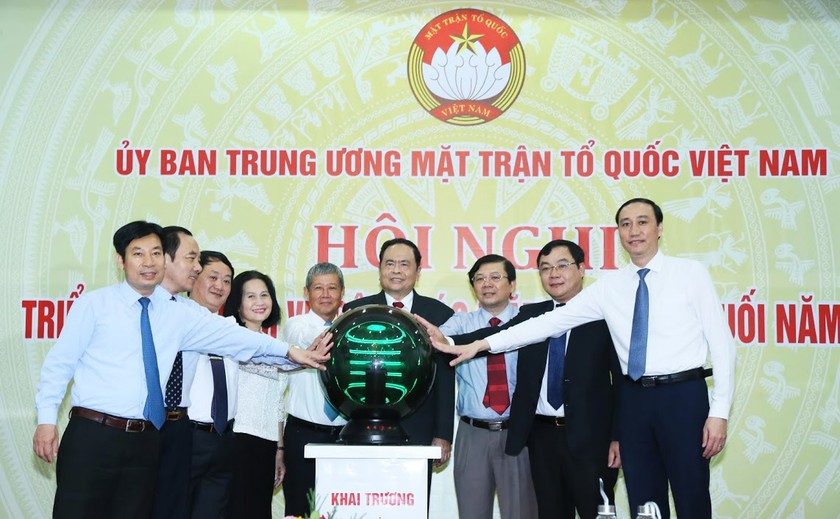 Ông Trần Thanh Mẫn cùng các đại biểu thực hiện nghi thức khai trương hệ thống hội nghị truyền hình trực tuyến.