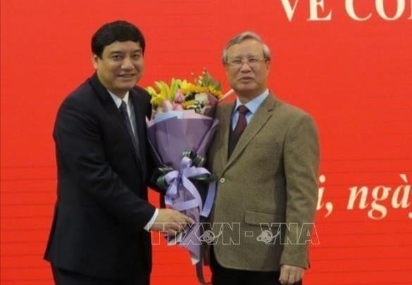 Thường trực Ban Bí thư Trần Quốc Vượng chúc mừng ông Nguyễn Đắc Vinh.