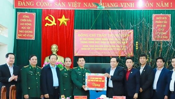 Chủ tịch Ủy ban Trung ương Mặt trận Tổ quốc Việt Nam Trần Thanh Mẫn tặng quà cho cán bộ, chiến sĩ Đồn Biên phòng Bảo Lâm.