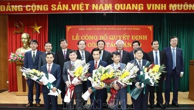 Lãnh đạo Học viện và các cơ quan Trung ương chúc mừng các cán bộ được điều động, bổ nhiệm. Ảnh TTXVN.