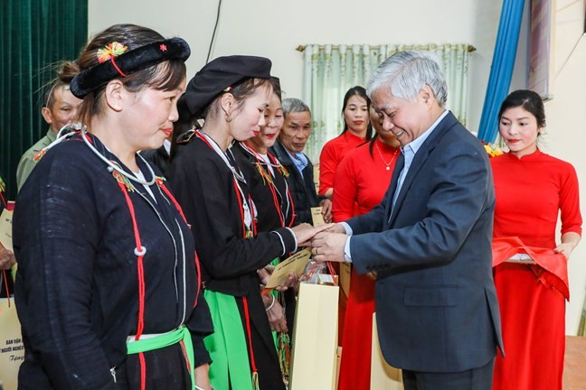 Bí thư Trung ương Đảng, Chủ tịch UBTƯ MTTQ Việt Nam Đỗ Văn Chiến tặng quà cho hộ nghèo trên địa bàn xã Yên Dương, huyện Tam Đảo, tỉnh Vĩnh Phúc tháng 1/2023. Ảnh: Quang Vinh. 