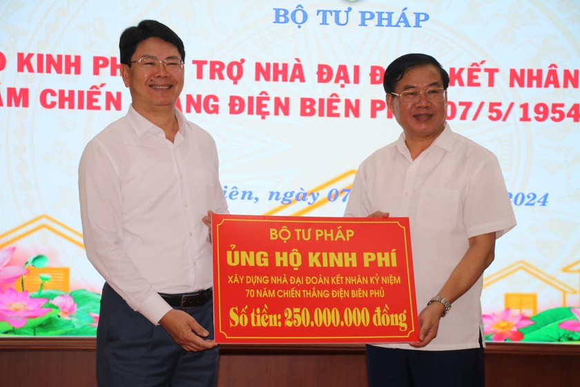 Thứ trưởng Bộ Tư pháp Nguyễn Thanh Tịnh trao số tiền ủng hộ kinh phí xây nhà Đại đoàn kết 250 triệu đồng cho tỉnh Điện Biên. Ảnh: Quốc Định