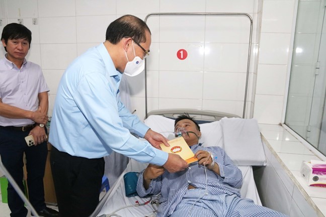 Phó Chủ tịch Ủy ban Trung ương MTTQ Việt Nam Hoàng Công Thủy thăm hỏi, động viên và trao quà hỗ trợ đến tận tay các bệnh nhân của vụ cháy. Ảnh: Tiến Đạt