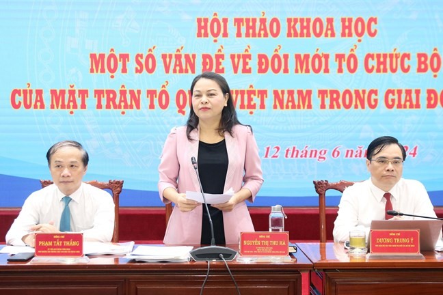 Bà Nguyễn Thị Thu Hà, Ủy viên Trung ương Đảng, Phó Chủ tịch, Tổng Thư ký UBTƯ MTTQ Việt Nam phát biểu tại Hội thảo. Ảnh: Hương Diệp.