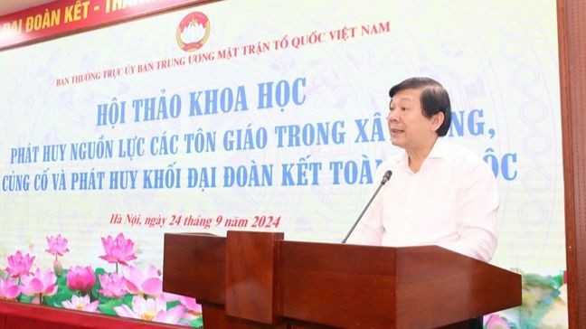 Ông Nguyễn Hữu Dũng, Phó Chủ tịch UBTƯ MTTQ Việt Nam phát biểu tại Hội thảo. Ảnh: Hương Diệp