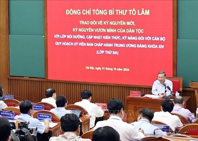 Tổng Bí thư Tô Lâm trao đổi với các học viên cán bộ quy hoạch Ủy viên Trung ương Đảng khoá XIV về kỷ nguyên mới, kỷ nguyên vươn mình của dân tộc. Ảnh: Thống Nhất/TTXVN