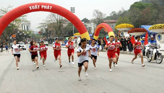 Hàng trăm vận động viên “Chạy trên cung đường hạnh phúc”