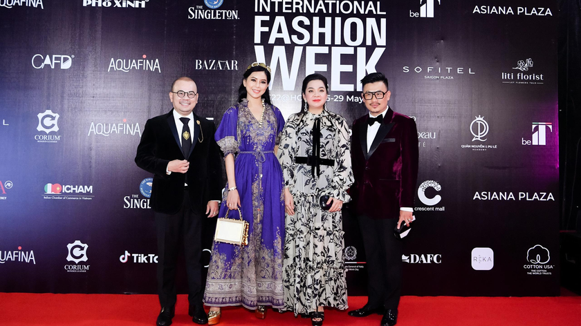 Doanh nhân Thuỷ Tiên cùng con gái xuất hiện tại Vietnam International Fashion Week