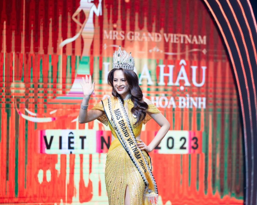 Đoàn Thị Thu Hằng đăng quang "Mrs Grand Vietnam - Hoa hậu Quý bà Hoà bình Việt Nam 2023" (ảnh BTC).