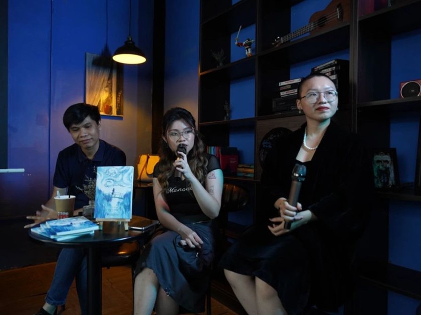 Từ trái qua: Nhà văn Đức Anh, tác giả Triều Dương và MC Minh Tâm. (ảnh Ban Tổ chức)