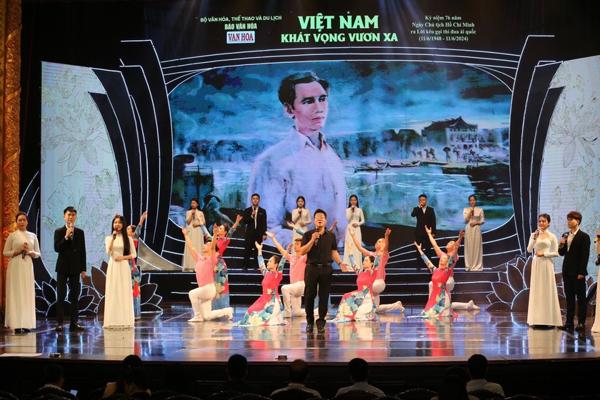 “Việt Nam - Khát vọng vươn xa” - kỷ niệm 76 năm Ngày Bác Hồ ra Lời kêu gọi thi đua ái quốc (ảnh tổng duyệt chương trình của Trần Huấn).